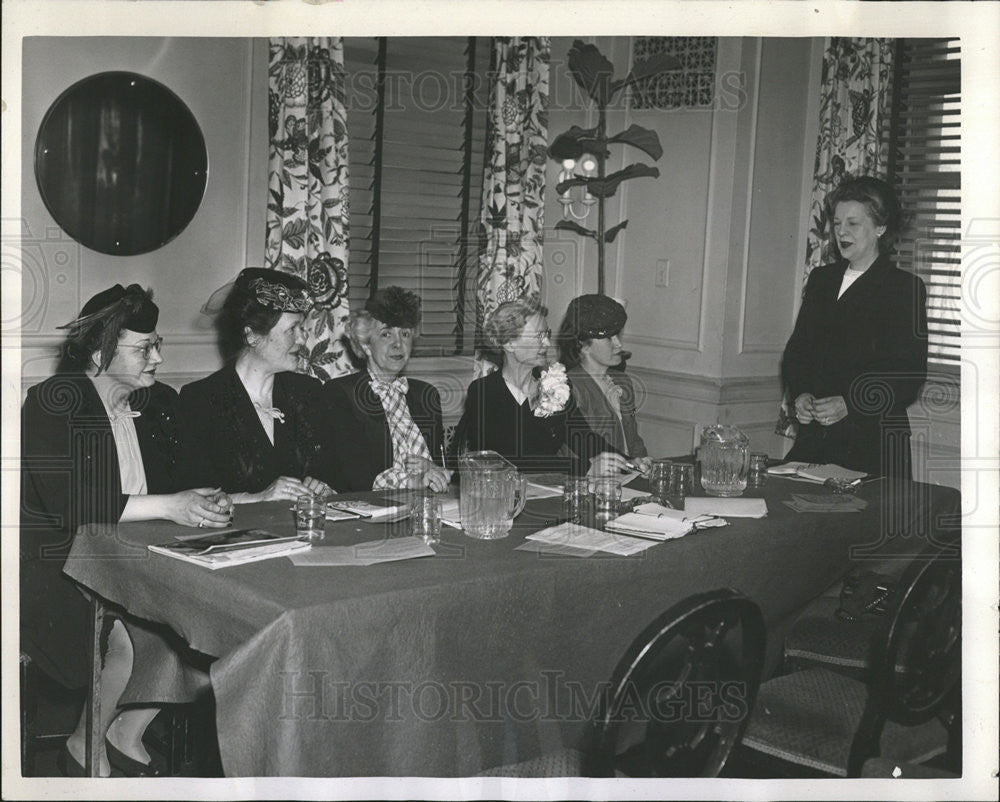 1945 Press Photo Women&#39;s Classified Service Club: Harriet C. Richards, etc. - Historic Images