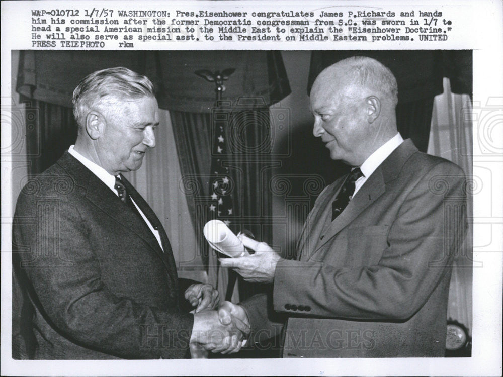 1957 Press Photo President Eisenhower Congratulating James Richards - Historic Images