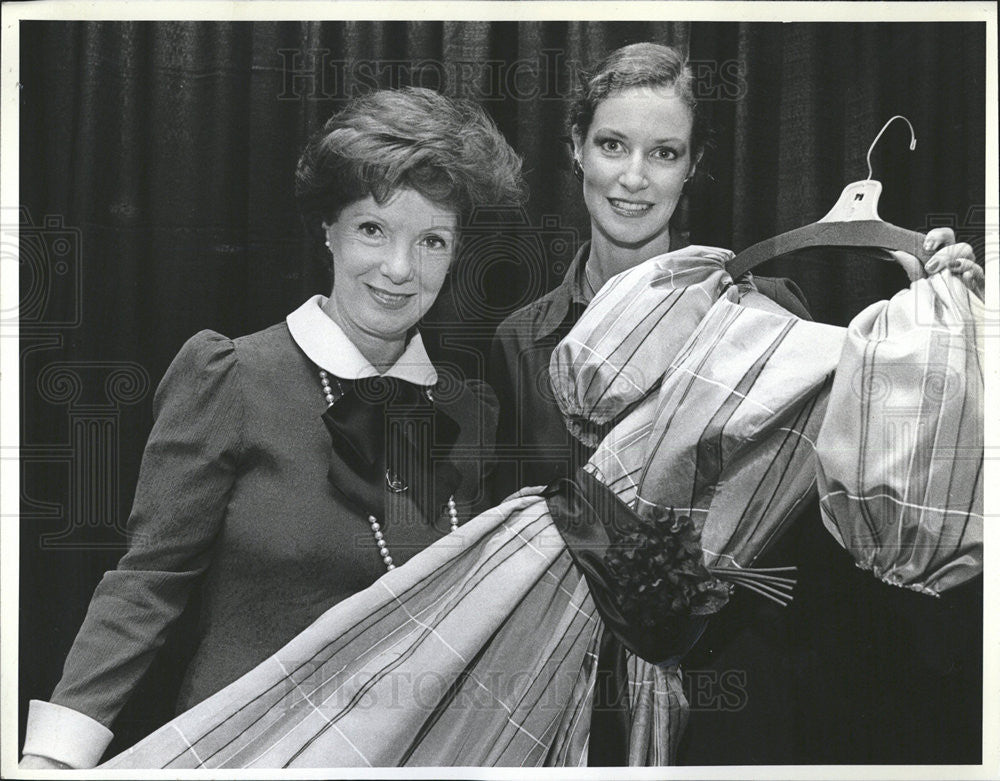 1981 Press Photo Designer Jill Richards with Model Pam Reavey - Historic Images