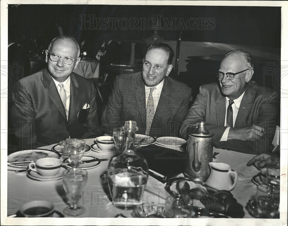 1964 Press Photo Lester E. Richard Chicago Illinois Business Executive - Historic Images