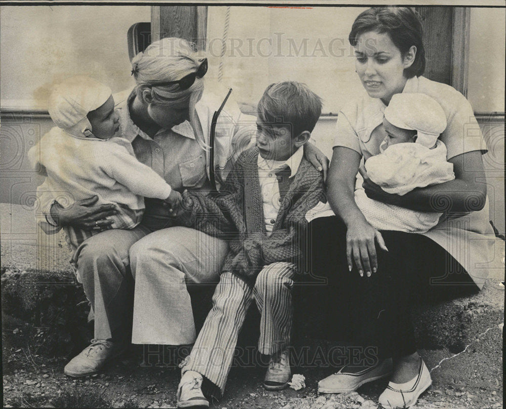 1971 Press Photo Mrs Rickard Mrs Egan Children Reunited Stranded Lake Michigan - Historic Images