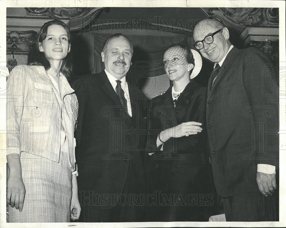 1964 Press Photo Francis Dewes Mansion Bennett Richards Wife Daughter Holly - Historic Images