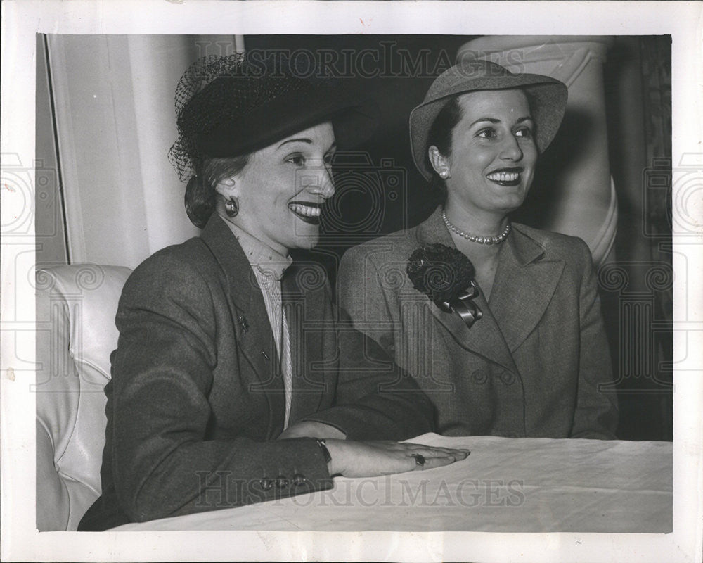 1951 Press Photo Mrs Harper Richards &amp; Mrs Charles Dering Jr - Historic Images