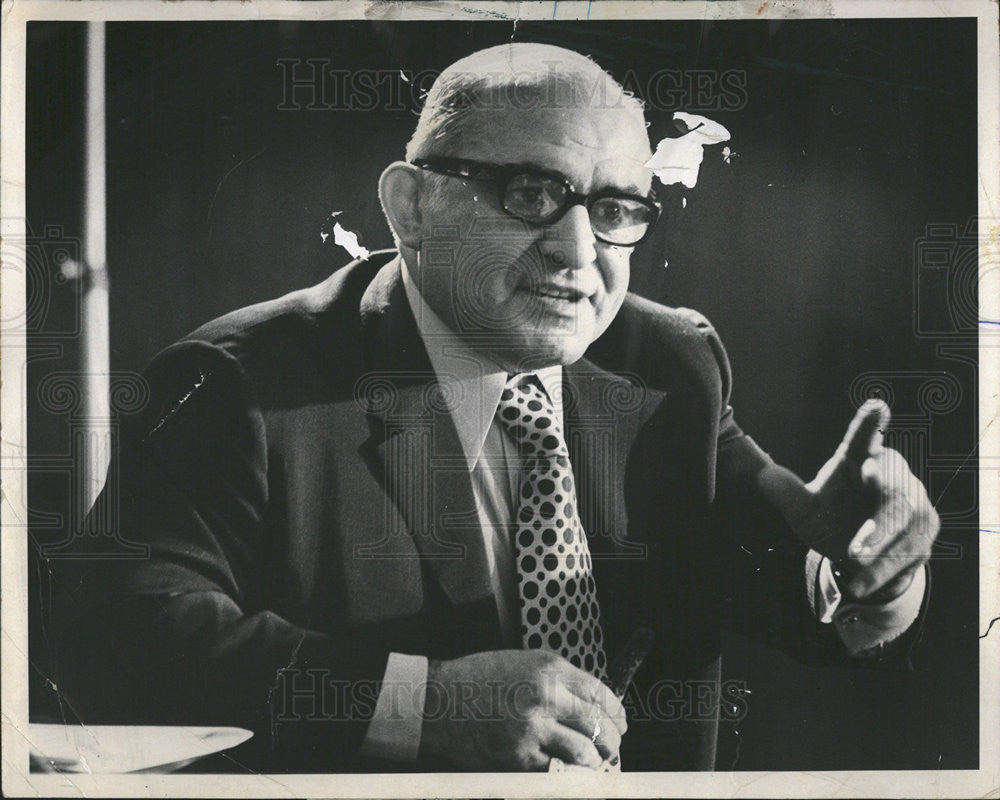 1976 Press Photo Bernard Neistein,at a Hearing Council meeting - Historic Images