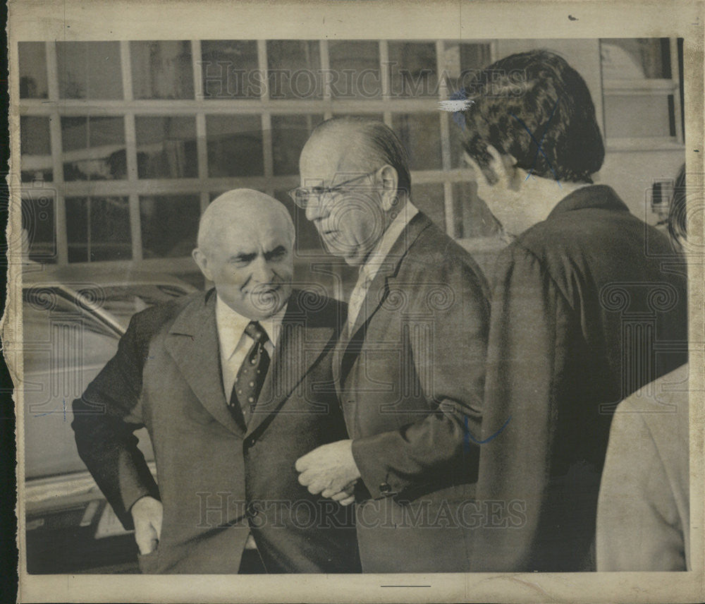 1972 Press Photo Bernard Neistein talks with attorneys H. Busch and F. Andrews - Historic Images