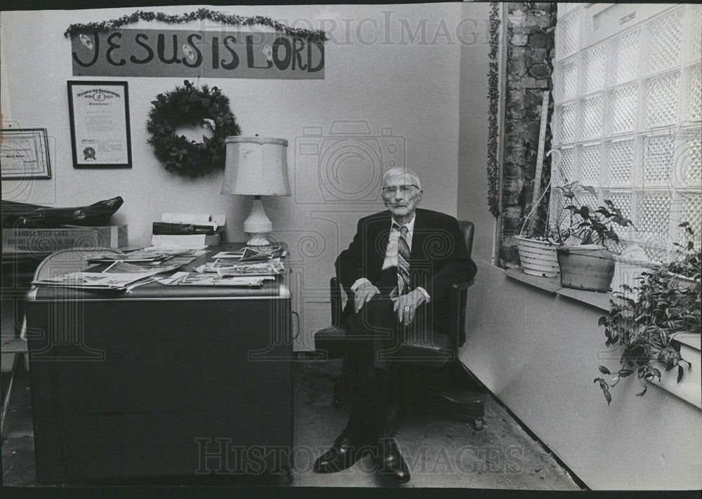 1985 Press Photo The Rev. Carl Nelson keeps vigil for those who need help - Historic Images