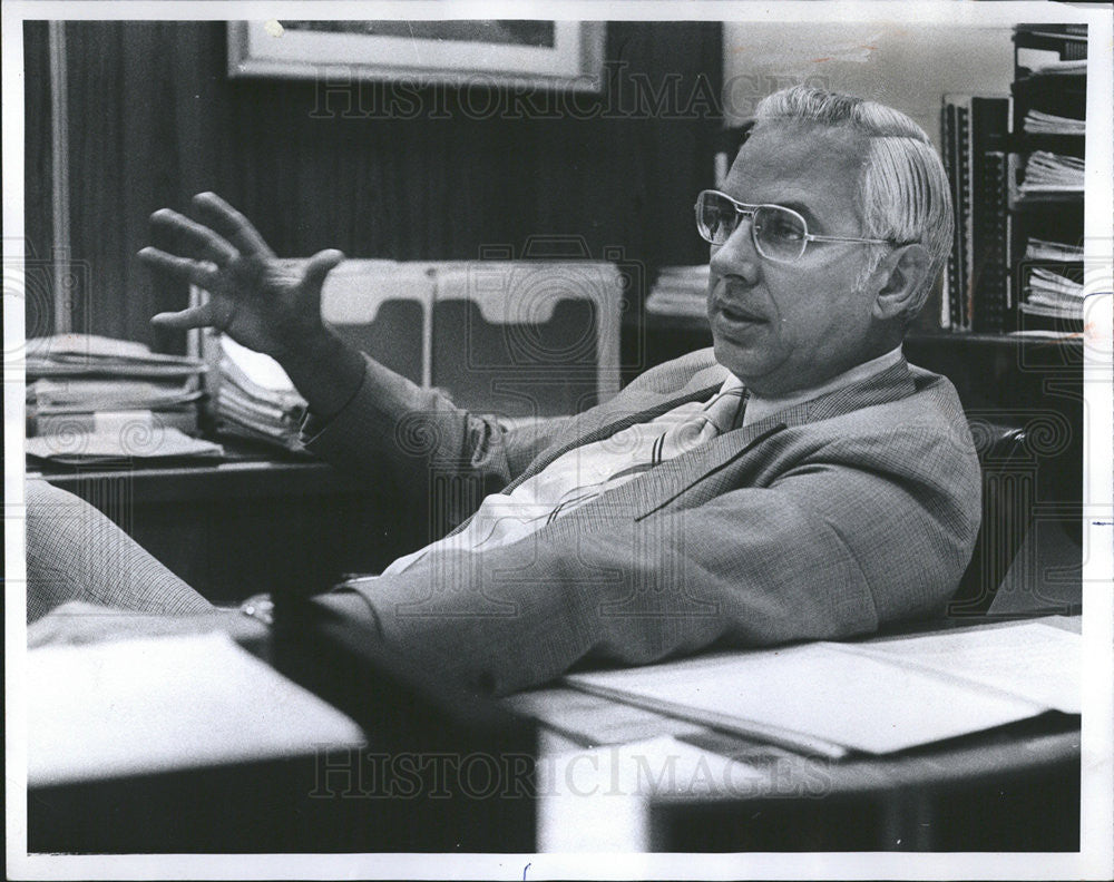 1975 Press Photo Racine Supt. Schools C. Richard Nelson - Historic Images