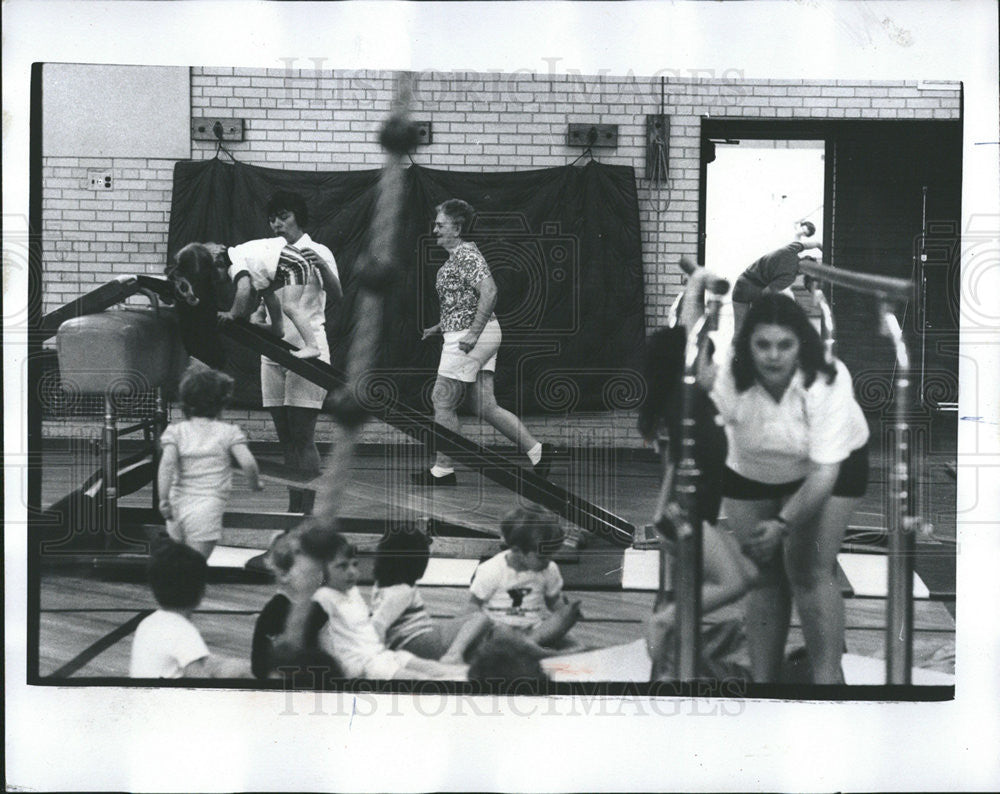 1975 Press Photo Mrs. Nelson Northwest Suburban YMCA Des Plaines swim run - Historic Images