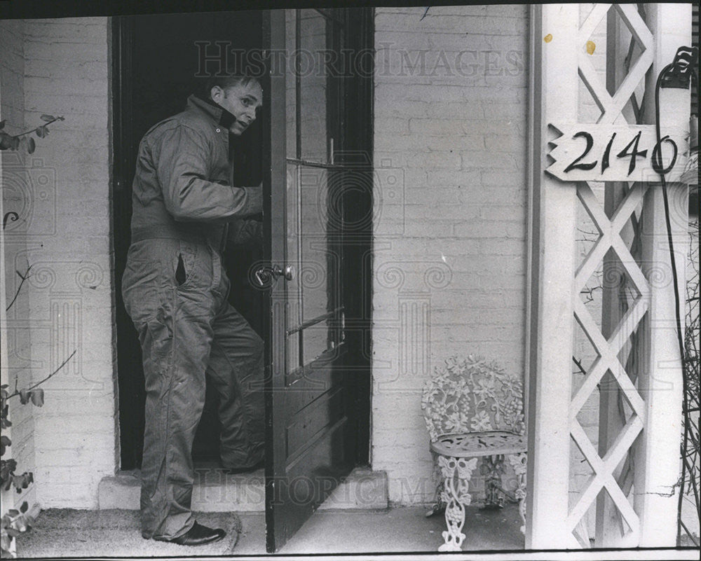 1971 Press Photo FBI Agent Dusts Fingerprints Lawrence Northrup Home - Historic Images