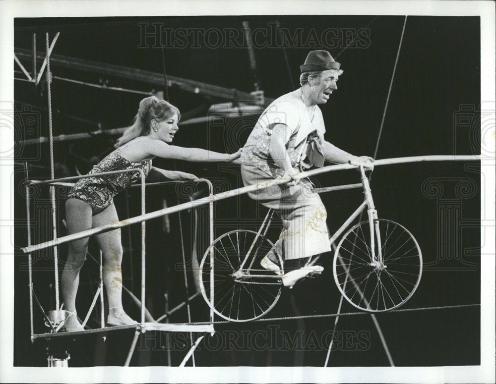 1969 Press Photo Clown Pio Nock on his high wire bicycle - Historic Images