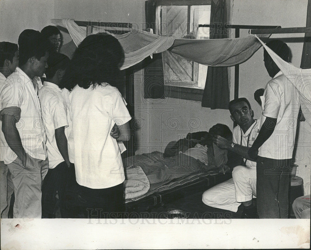 1965 Press Photo Dr. Jim Turpin talks with K. Moung at Project Concern Hospital - Historic Images