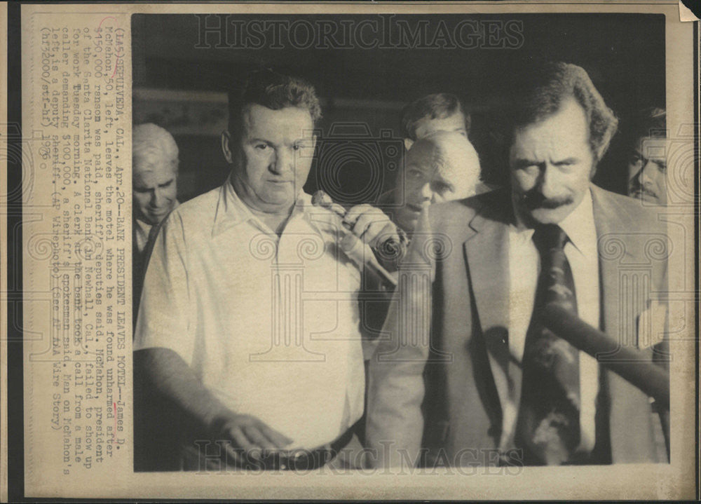 1976 Press Photo Bank President James D McMahon Leaves Hotel After Ransom Paid - Historic Images