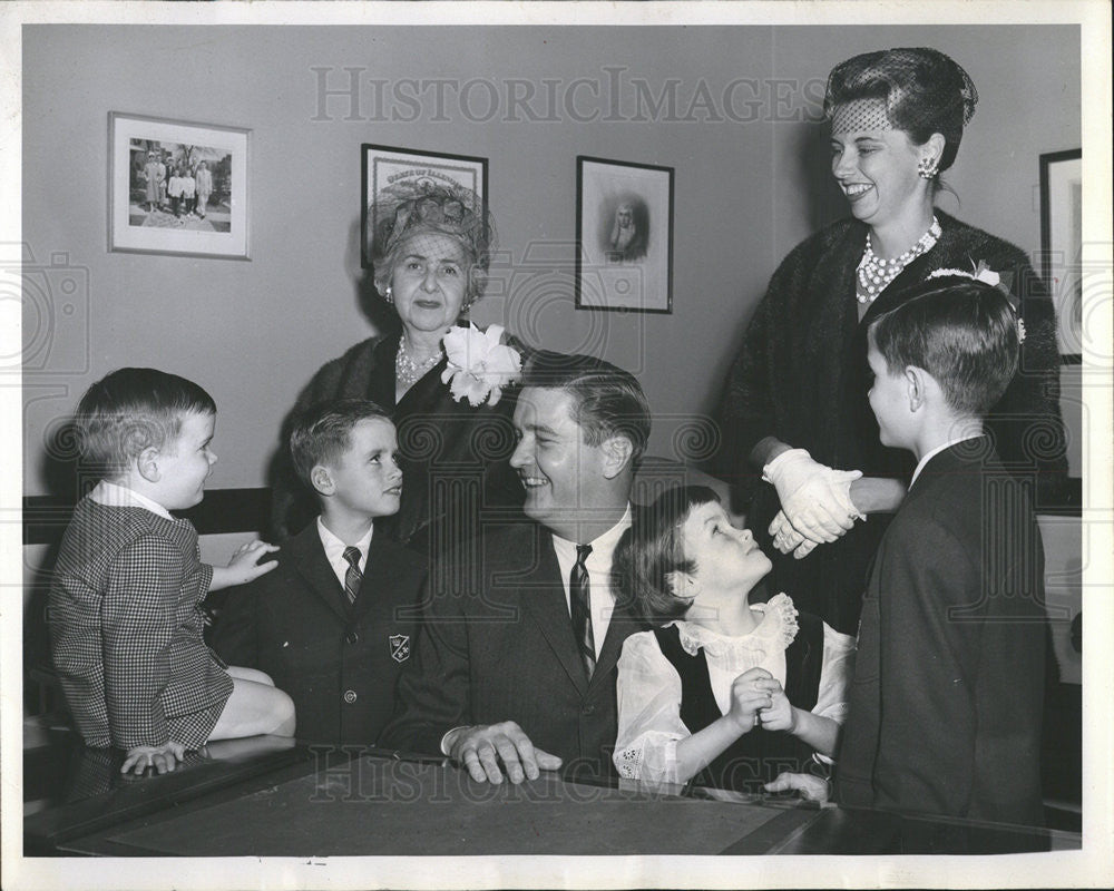 1960 Press Photo Children Of Circuit Court Clerk Joseph P McMahon Congratulate - Historic Images