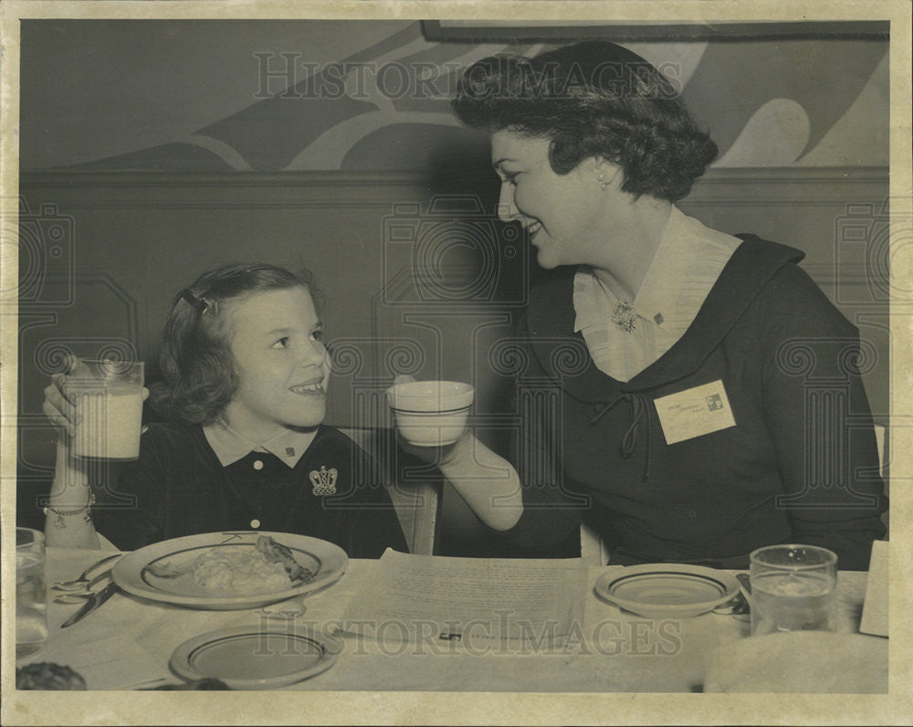 1954 Press Photo Judy McMahon Mrs. Lissner United Cerebral Palsy Assn. VP - Historic Images