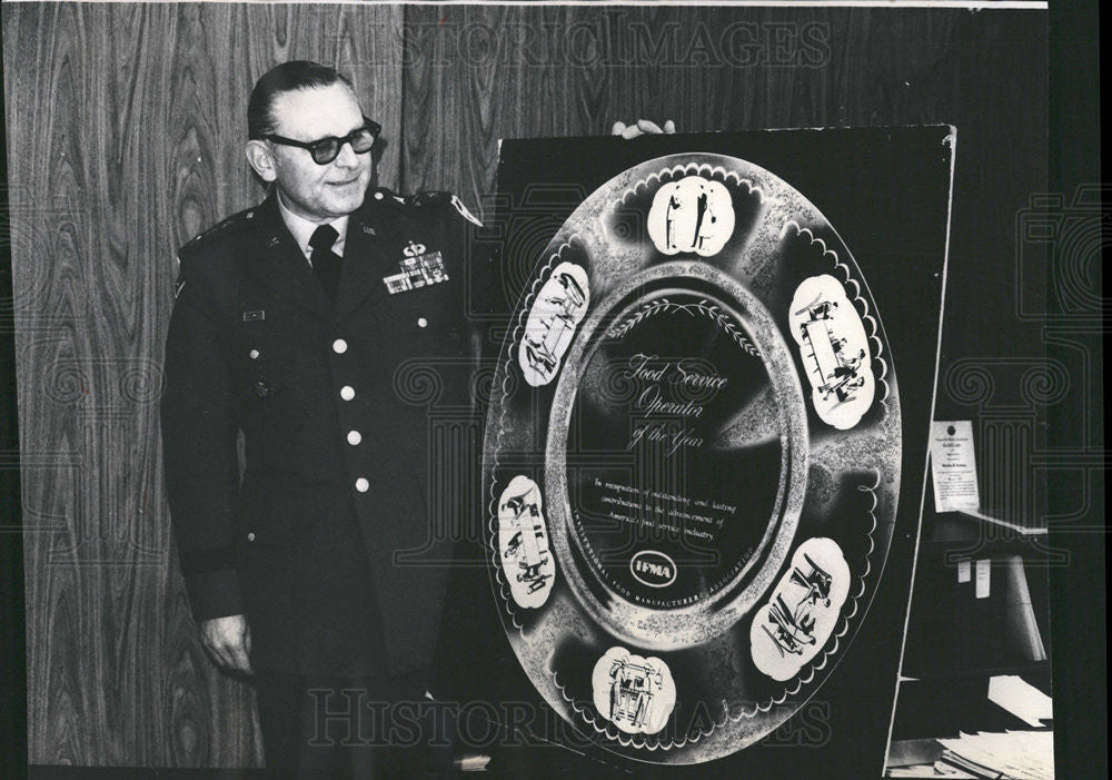 1973 Press Photo Lt John McLaughlin Displays Silver Plate Award - Historic Images