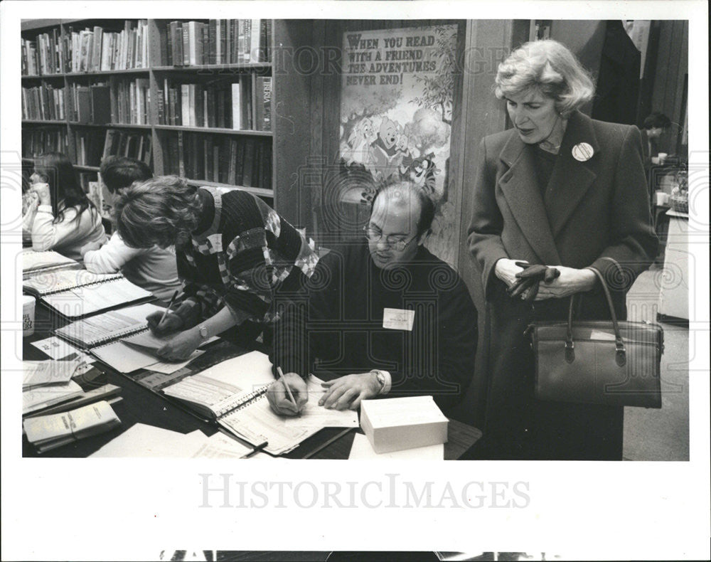 1992 Press Photo Mary Ann Grohwin McMorrow votes - Historic Images