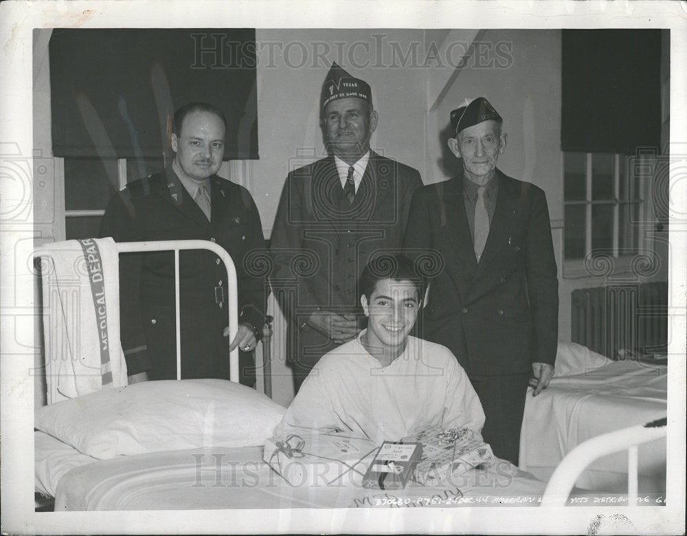 Press Photo American Legion cheer up soldiersin Sheppard Field Hosp - Historic Images