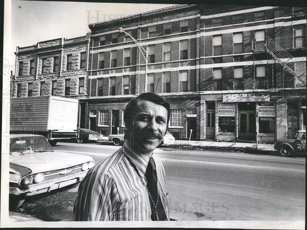 1971 Press Photo Lane Erskine outside a Chicago religous house - Historic Images