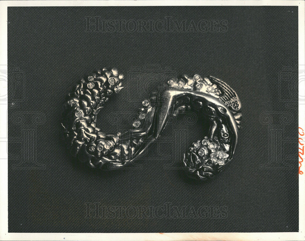 1927 Press Photo Erte Pin Gold Rubies Diamonds - Historic Images