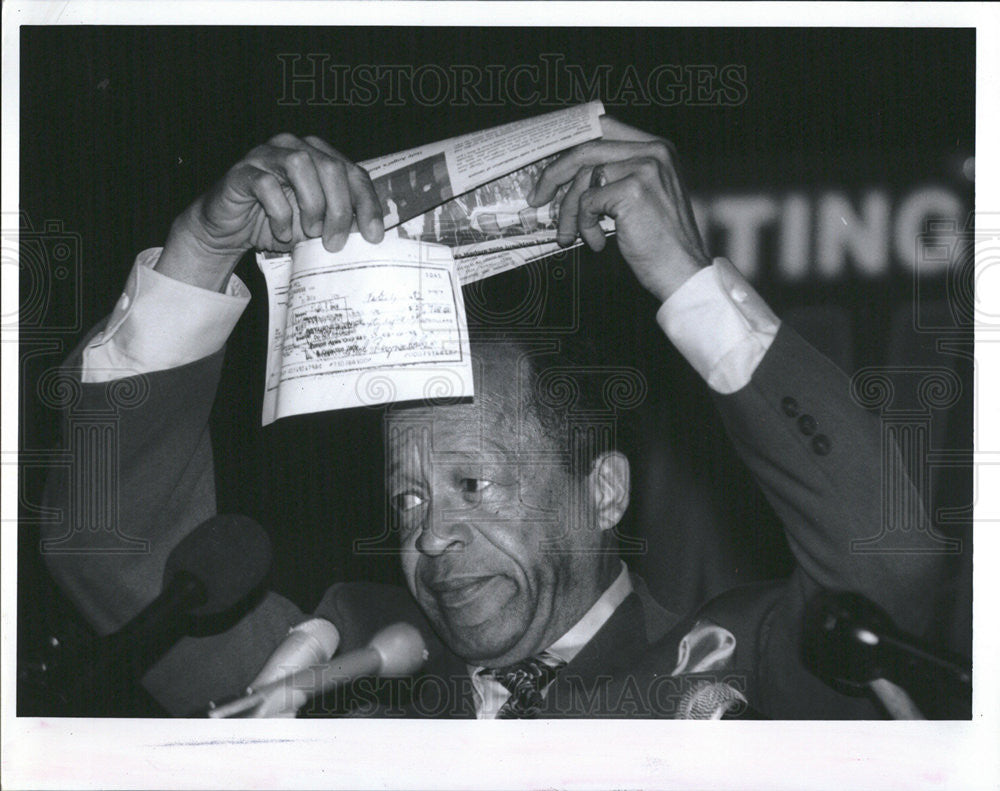 1992 Press Photo Congressman Gus Savage Bounce Check - Historic Images