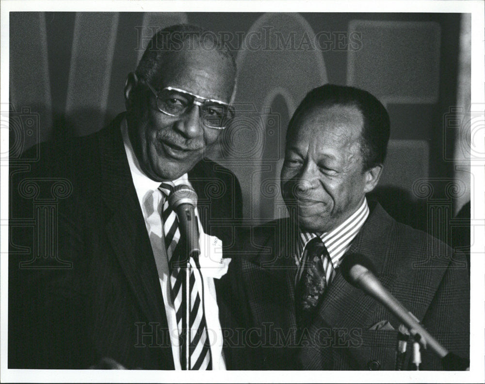 1992 Press Photo GUS SAVAGE DEMOCRATIC MEMBER UNITED STATES W/ R. GEORGE PINCHAM - Historic Images