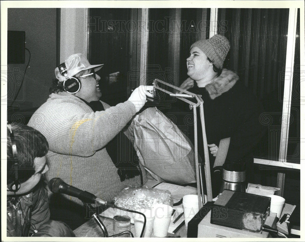 1984 Press Photo Blind Doris Lopez Schwartz Food Drive. - Historic Images