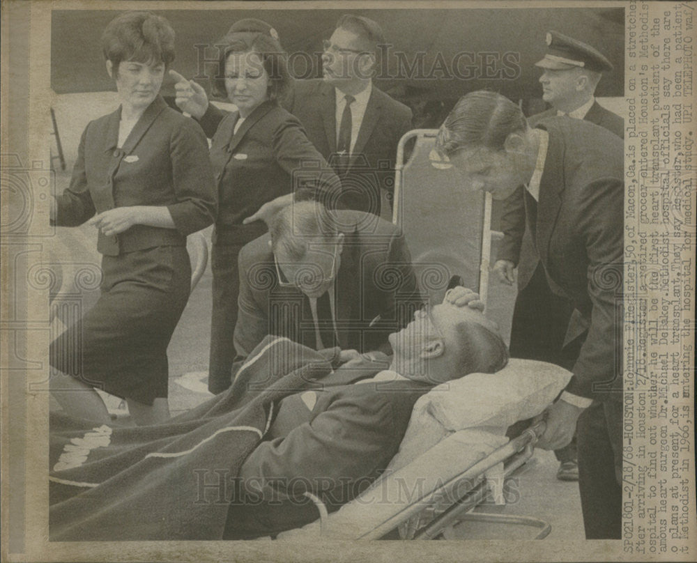 1968 Press Photo Johnnie Register Michael DeBakey Heart Surgeon - Historic Images