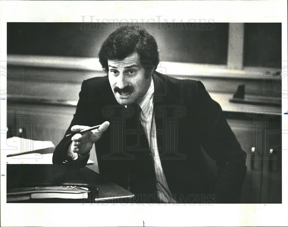 1977 Press Photo ATTORNEY MARTIN SCHWARTZ TALKS LOGAN SQUARE AREA RESIDENTS - Historic Images