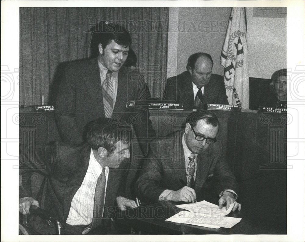 1972 Press Photo Mayor Downey  Architectural Accessibility Ordinance Handicapped - Historic Images