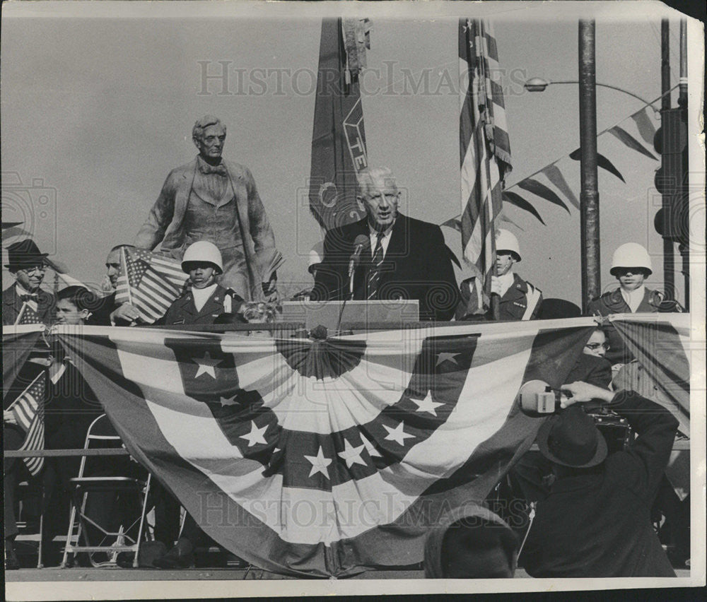 1966 Press Photo Sen Paul Douglas at Lincoln statue - Historic Images