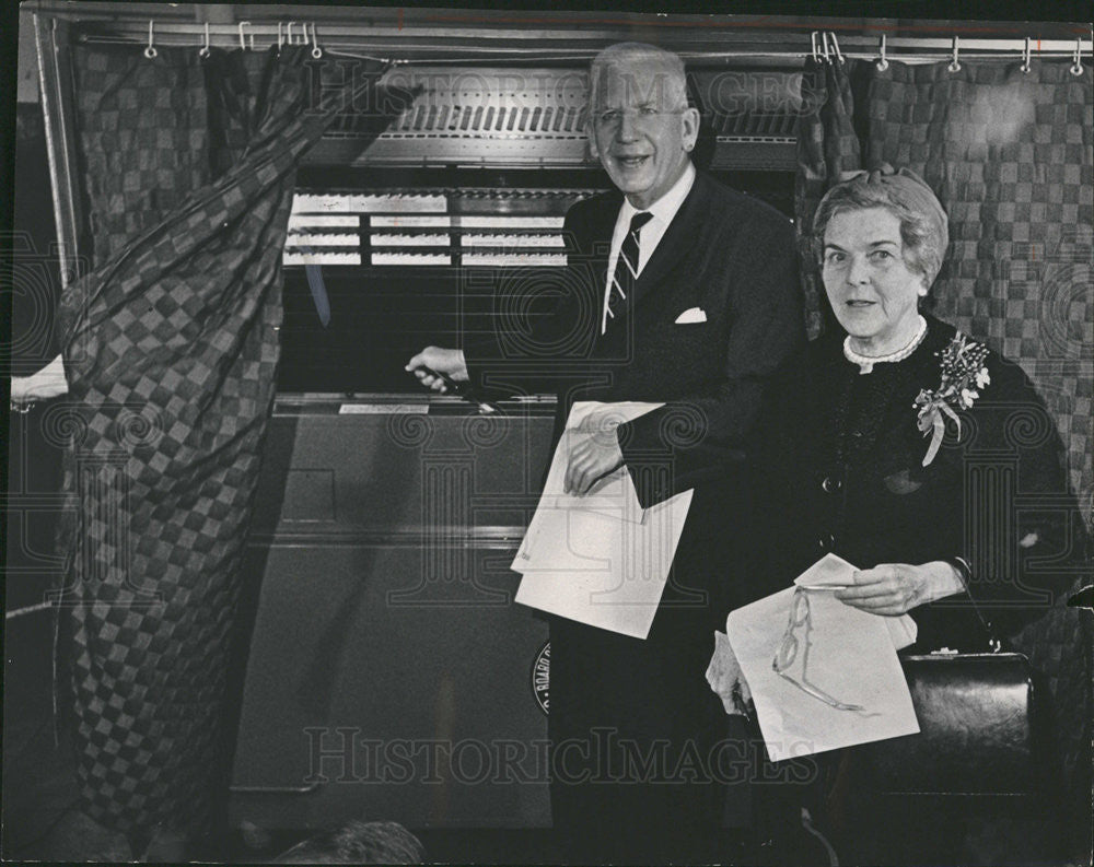 1966 Press Photo Senator Paul Douglas Mrs. Paul Douglas Ray Voting - Historic Images