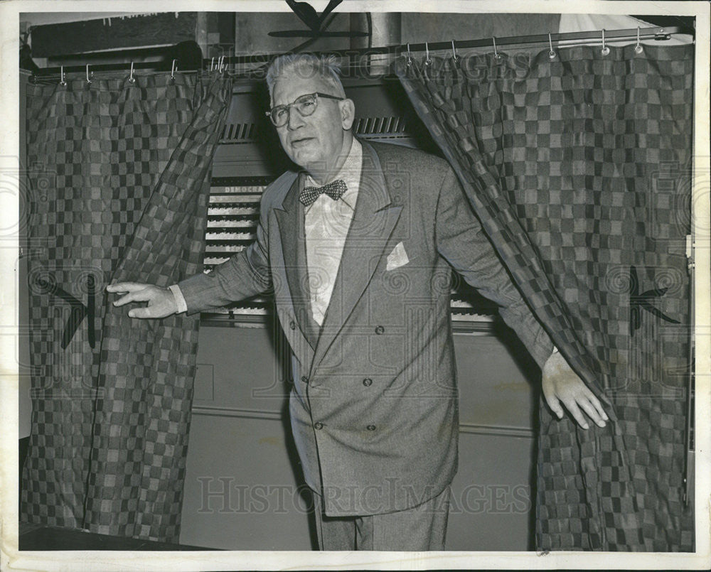 1954 Press Photo Senator Paul H Douglas Casts Vote - Historic Images