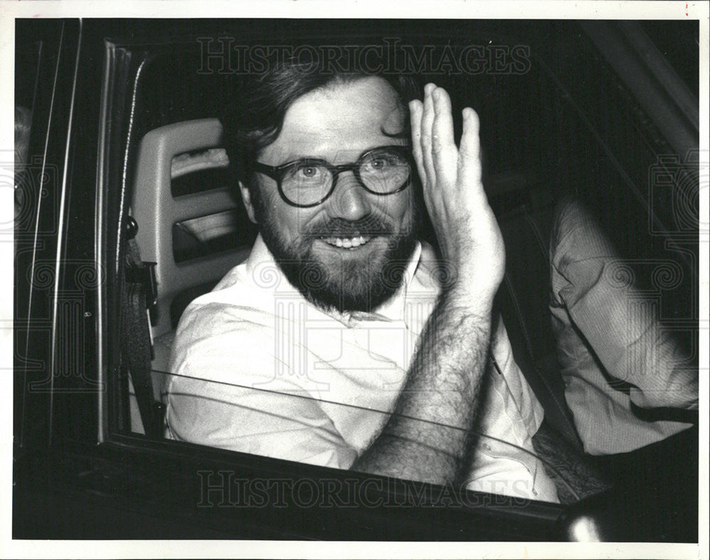 1985PressPhotoRev.James McLooughlin of Geneva waves from a car at O&#39;Hare Airport - Historic Images