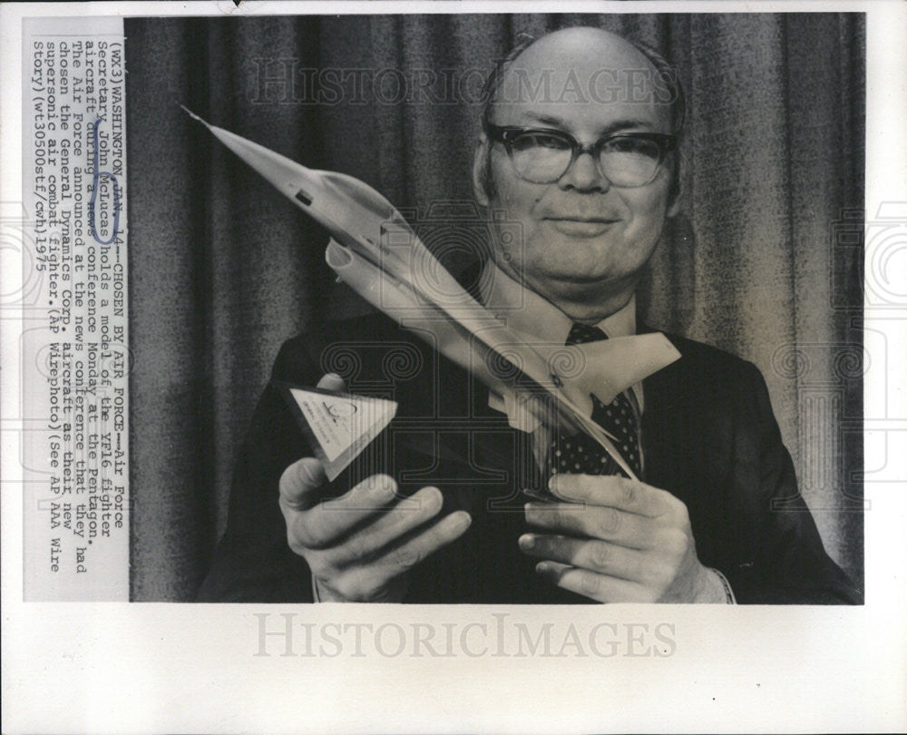 1975 Press Photo Air Force Secretary John McLucas Model YF16 Fighter Aircraft - Historic Images