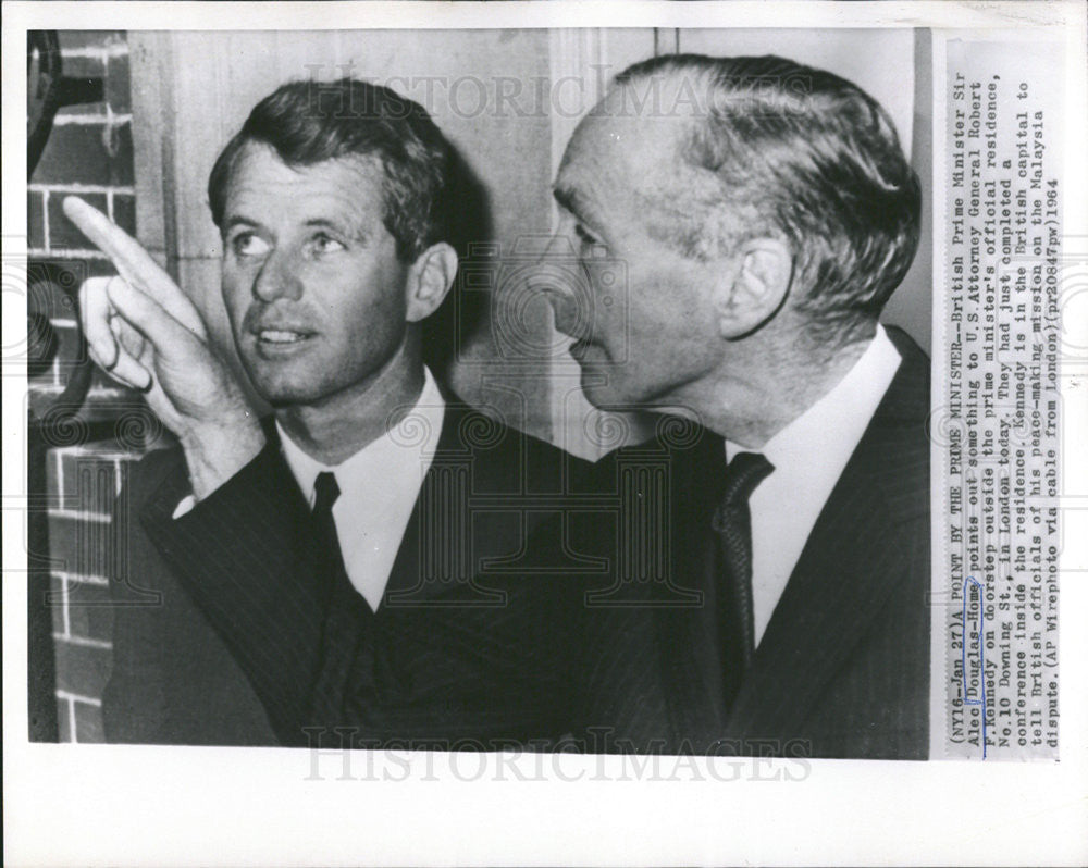 1964 Press Photo Douglas-Home Points Out Something To Kennedy On Doorstep - Historic Images