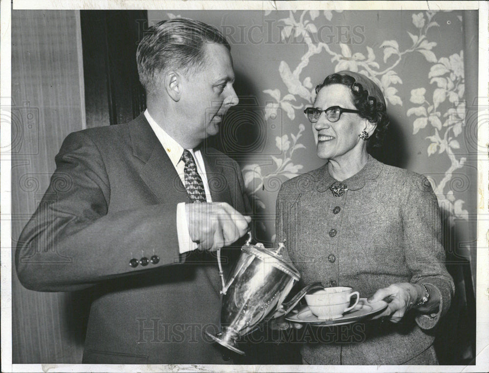 1956 Press Photo Stratton Pours Coffee To Fae Searcy Before Attending Rally - Historic Images