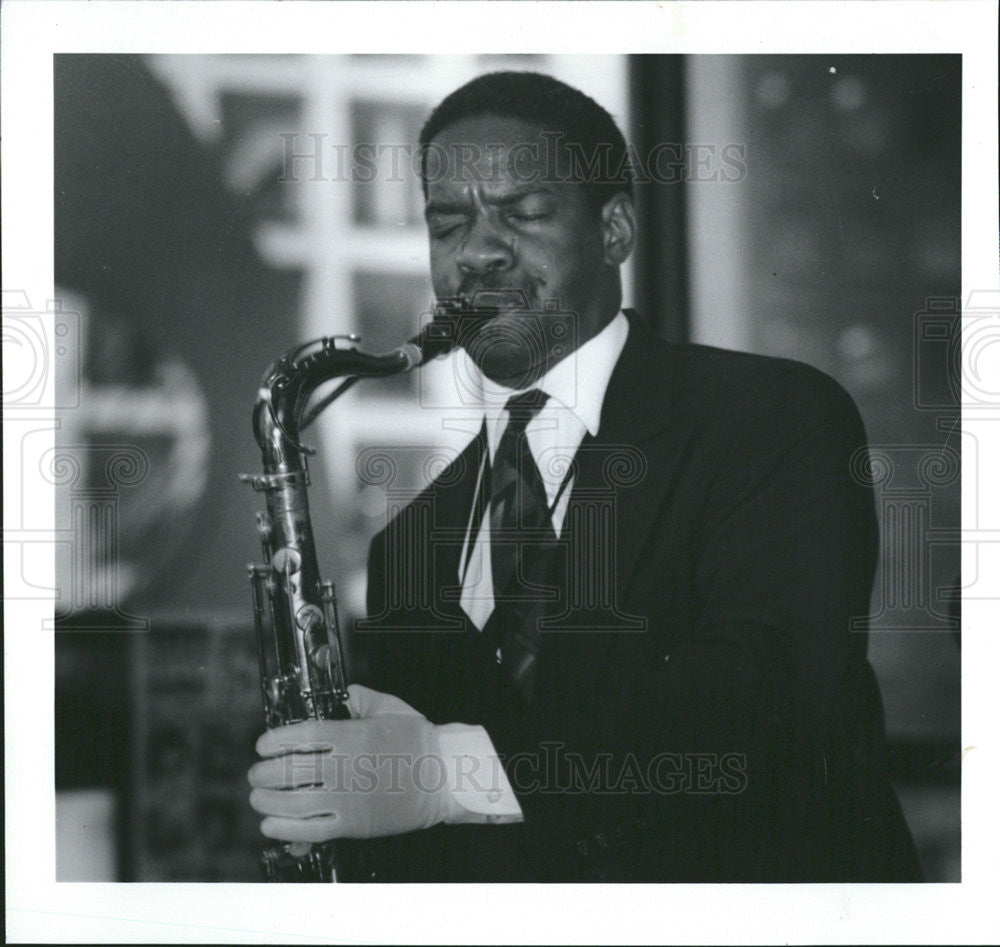 1992 Press Photo Scales Perform I Want To Know What Love Is Gives At Plaza - Historic Images