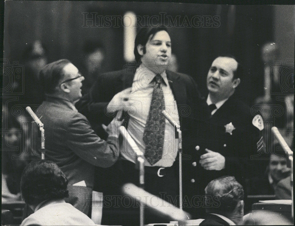 1973 Press Photo Ald. Dick Simpson screams at the mayor at council meeting - Historic Images