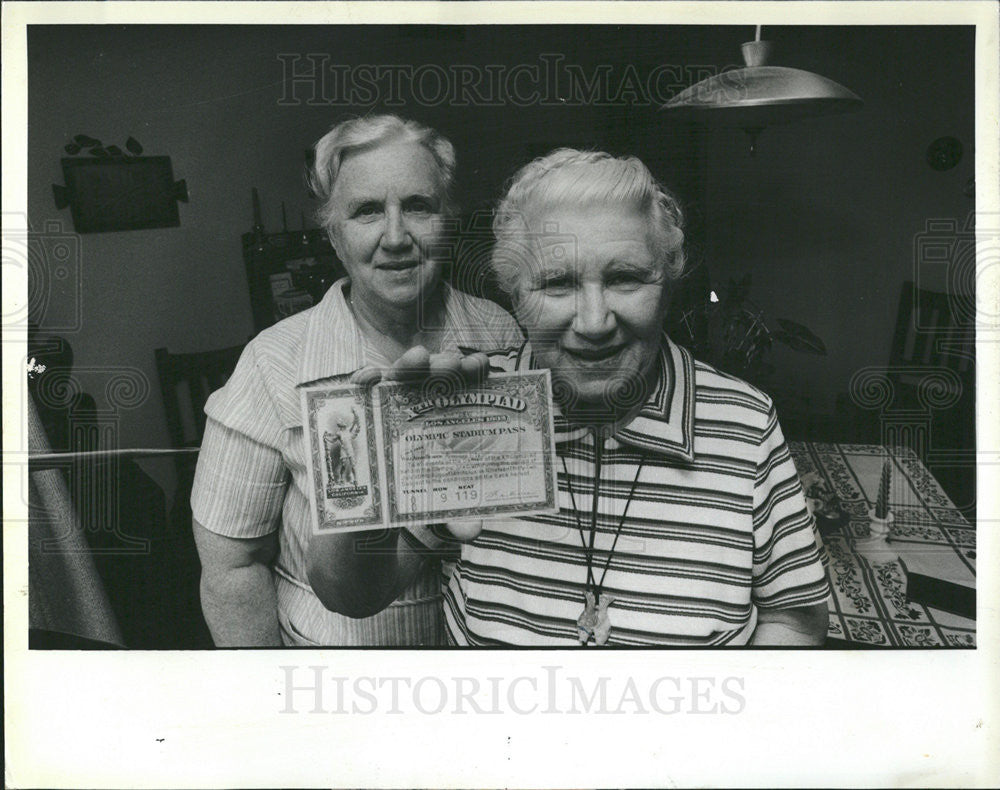 1983 Press Photo Glenna Simpson And Sister Roberts Show Stadium Pass Olympics - Historic Images