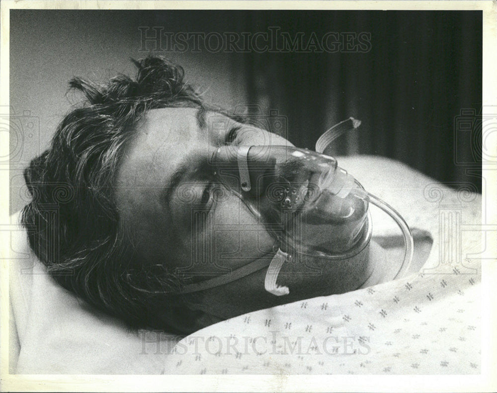 1981 Press Photo Officer Larry Simpson at the hospital talking to newsmen - Historic Images