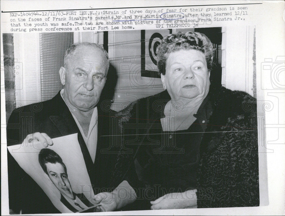 1963 Press Photo Martin Sinatra Shown With Picture Of Grandson At Conference - Historic Images