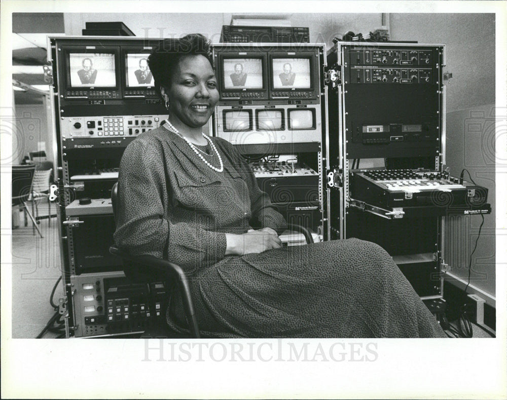 1988 Press Photo Julie Richardson, President of SHop Chicago in control panel - Historic Images