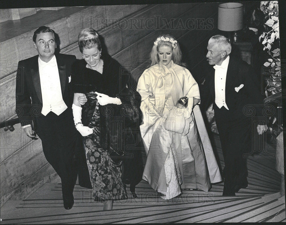 1964 Press Photo George Rich Australia judge Wife Grand Ballroom entrance - Historic Images