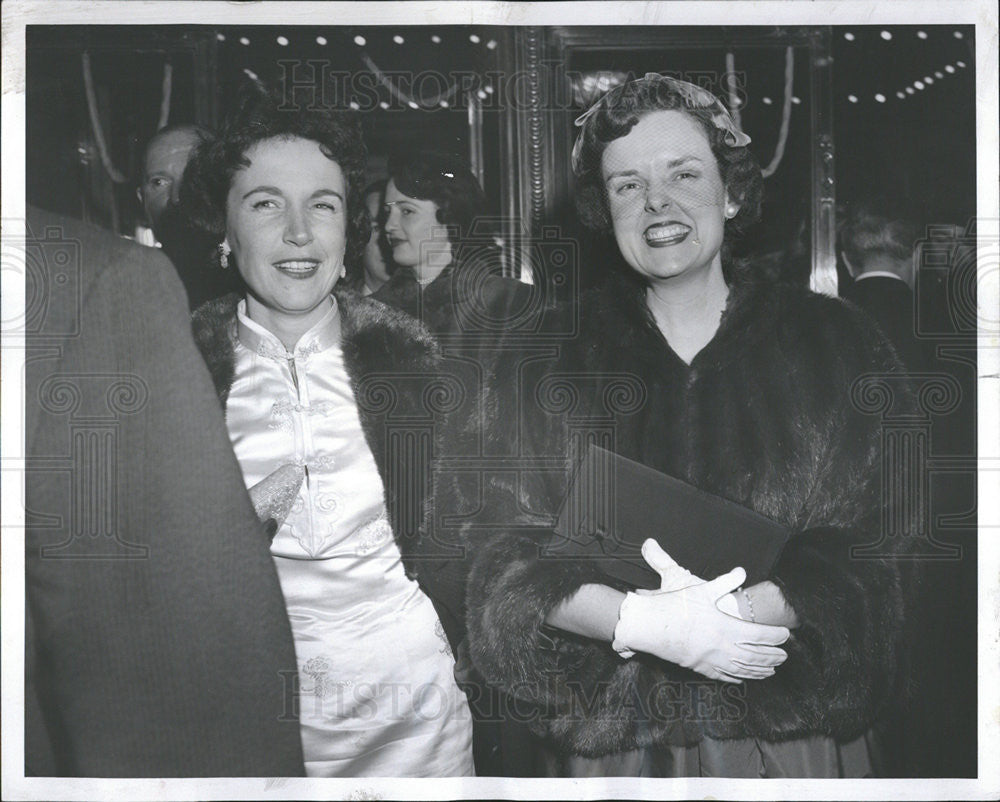 1959 Press Photo Mrs Rich Mrs Neilsen Attending Music Man - Historic Images