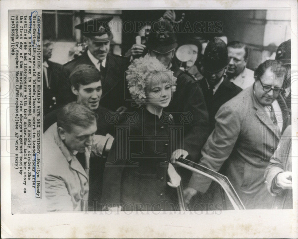 1963 Press Photo Marilyn Mandy Rice-Device leaves court in London - Historic Images