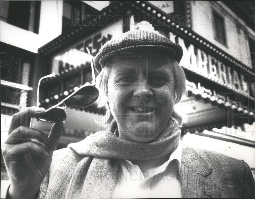 Press Photo Tim Rice Poses in front of the Broadway theater - Historic Images