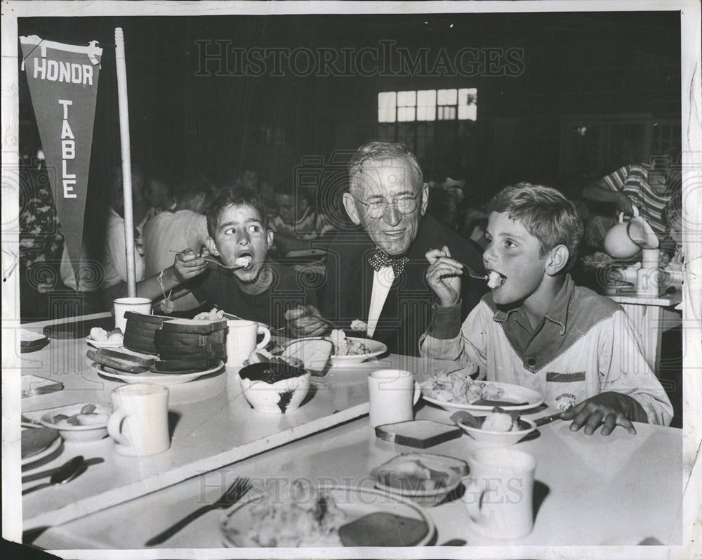 1951 Press Photo Union League Boys Club President Kenneth E. Rice Mess Call - Historic Images