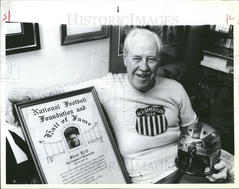 1985 Press Photo New Hall of Famer Dr. Steve Reld has Sweater and Helmet - Historic Images