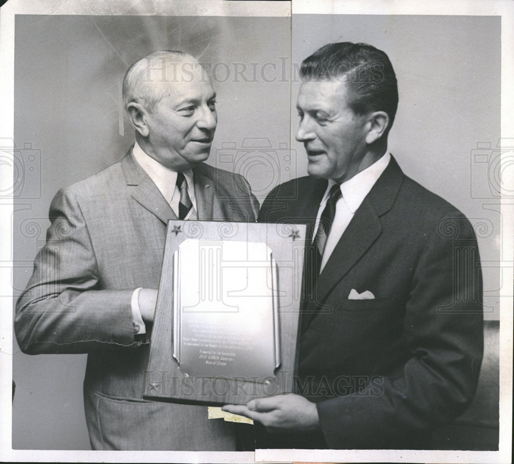 1965 Press Photo Leo Nelson receives a plaque honoring him as Man of the Hour - Historic Images