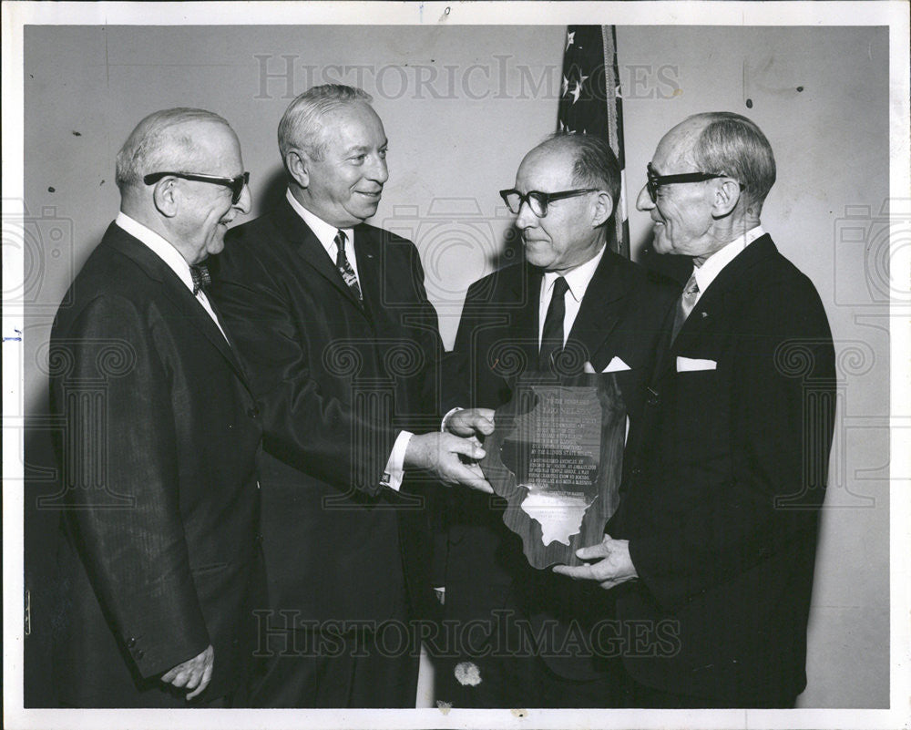 1955 Press Photo Leo Nelson Businessman Grand Lodge Masons present Gold Plaque - Historic Images